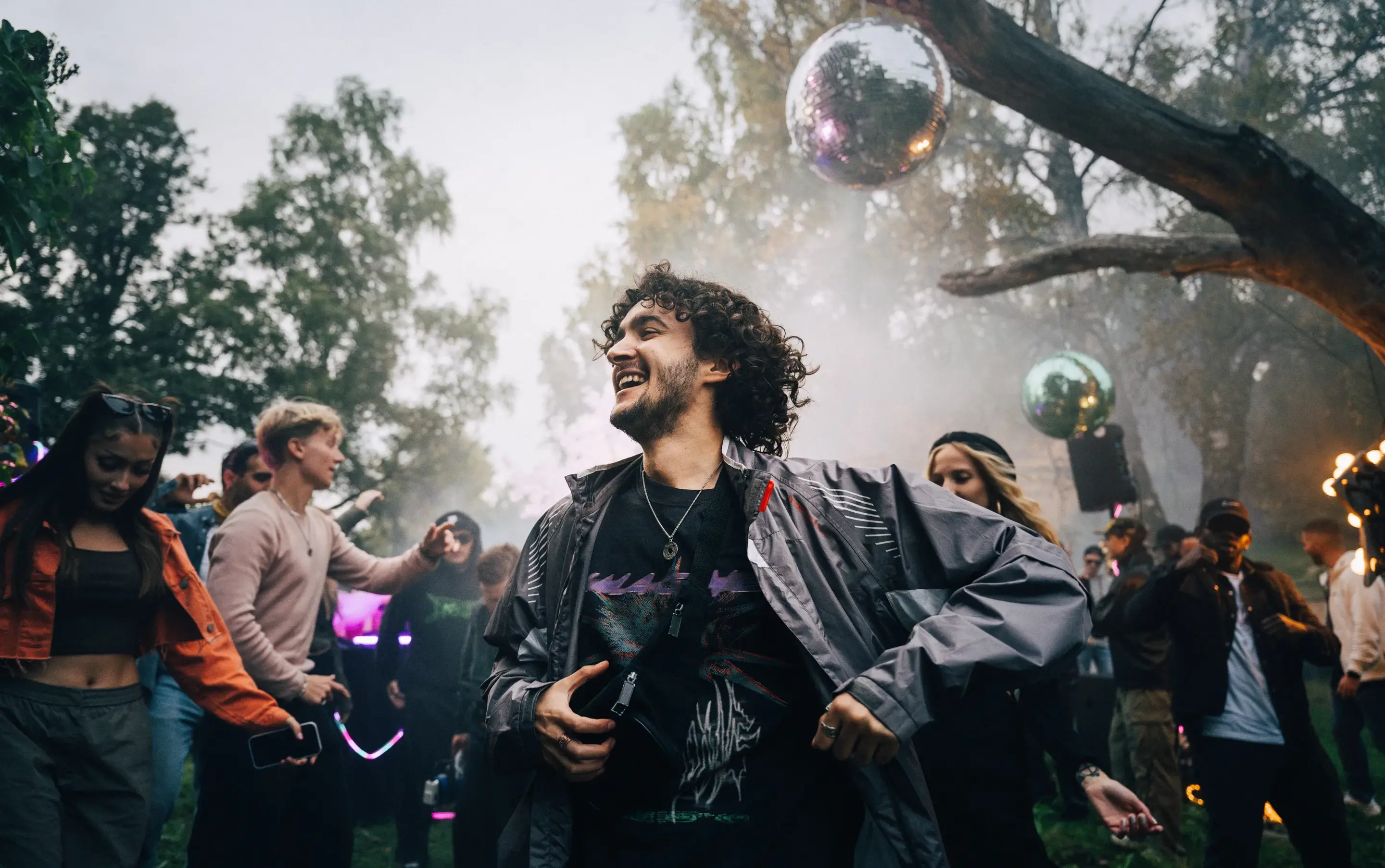 Kille dansar på utomhusfest.