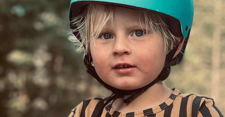 Barn i cykelhjälm