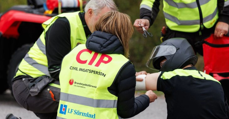 Civila insatspersoner på plats snabbt vid en olycka.