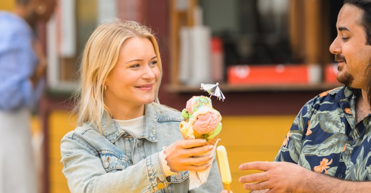 En tjej och en kille äter glass.