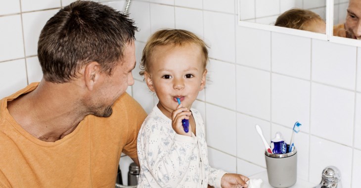 Pappa och pojke i badrum bild. 