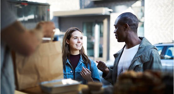 Man och kvinna kollar på varandra i en kö. 