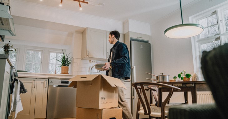 Edvin Johnsson packar upp lådor under flytten till sin nya lägenhet.