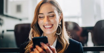 Kvinna betalar med kort på café.