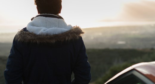 Man står bredvid bil