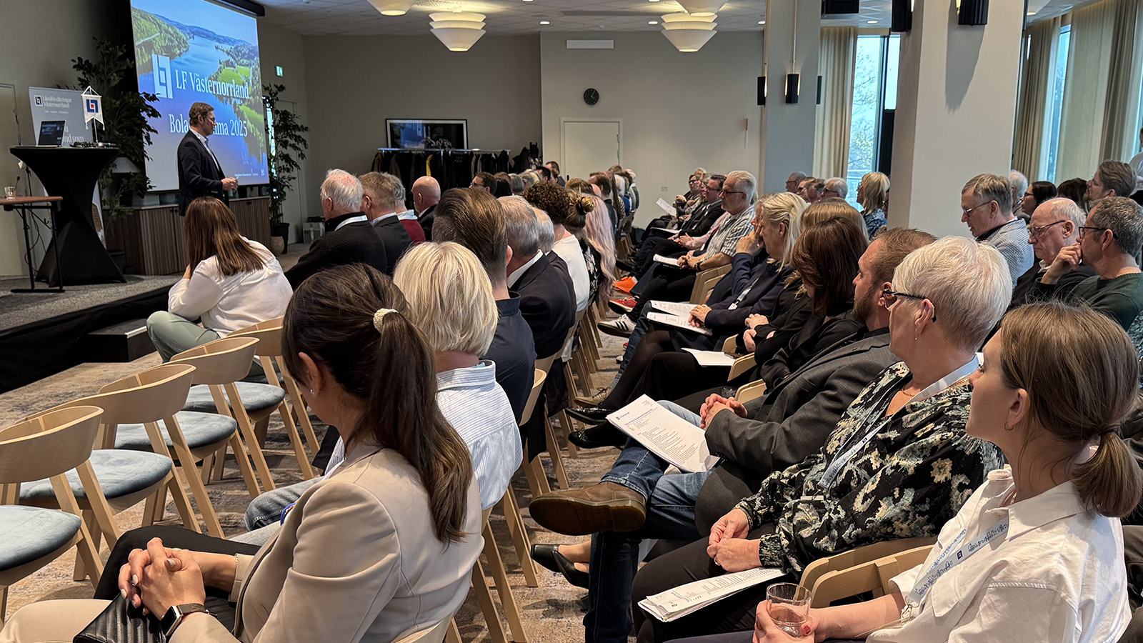 Fullmäktige, styrelse, företagsledning och medarbetare är samlade för bolagsstämman 2025.