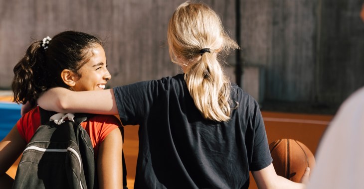 Två unga tejer som spelar basket
