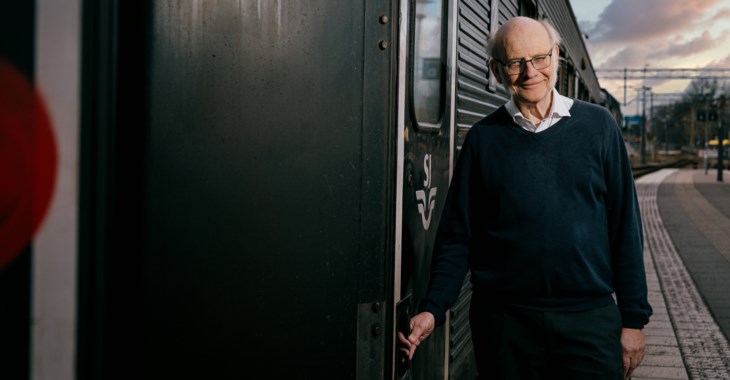 Ivar Carlsson står intill ett tåg på perrongen i Kalmar.