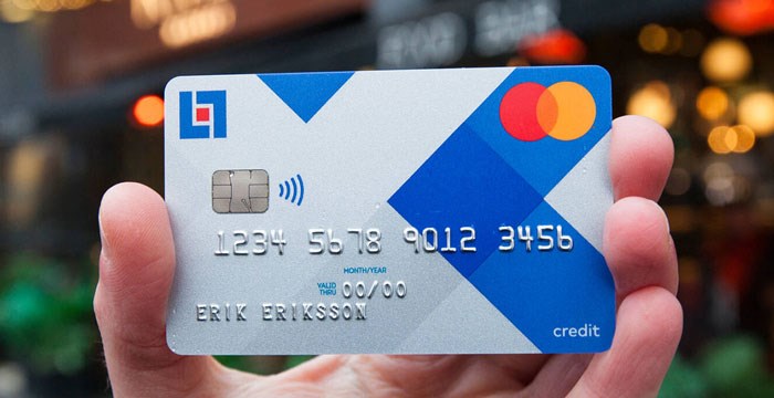 Foto på ett kreditkort från Länsförsäkringar.