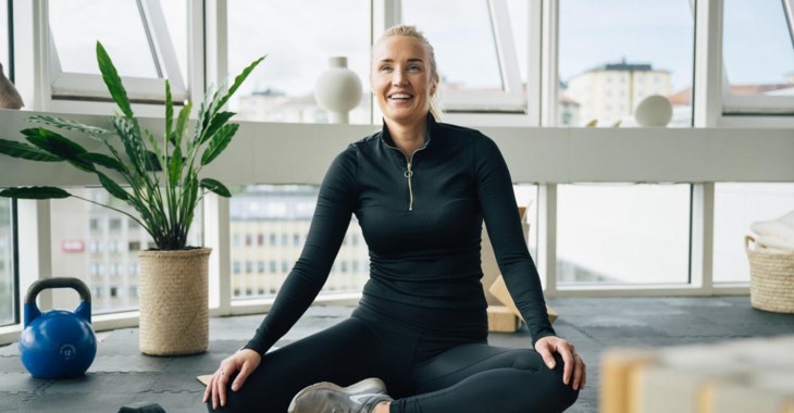 Kvinna tränar på kontoret