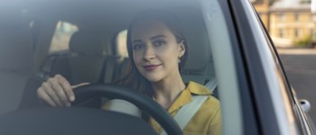 Tjej kör bil.