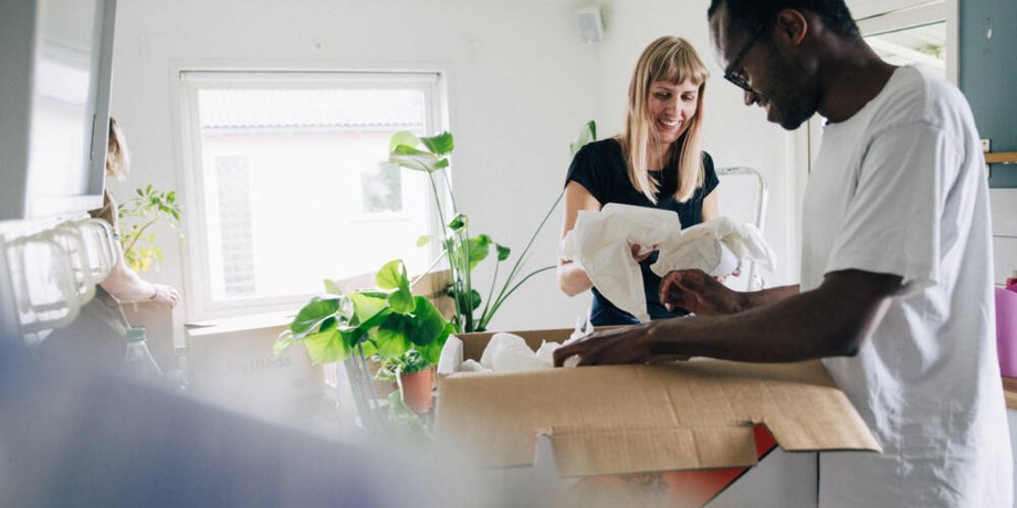 Par packar upp flyttlådor