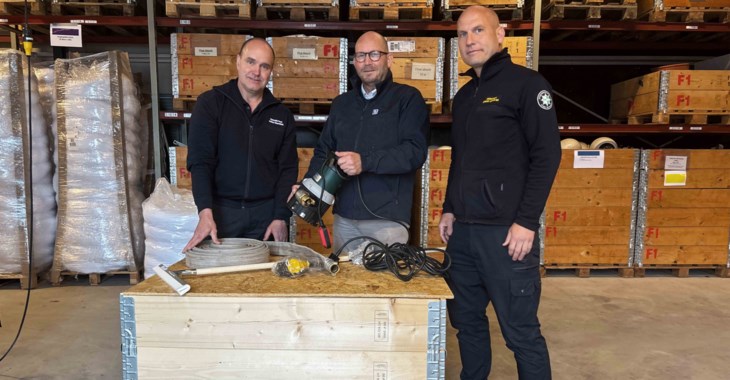 Räddningstjänsten tar emot en pump.