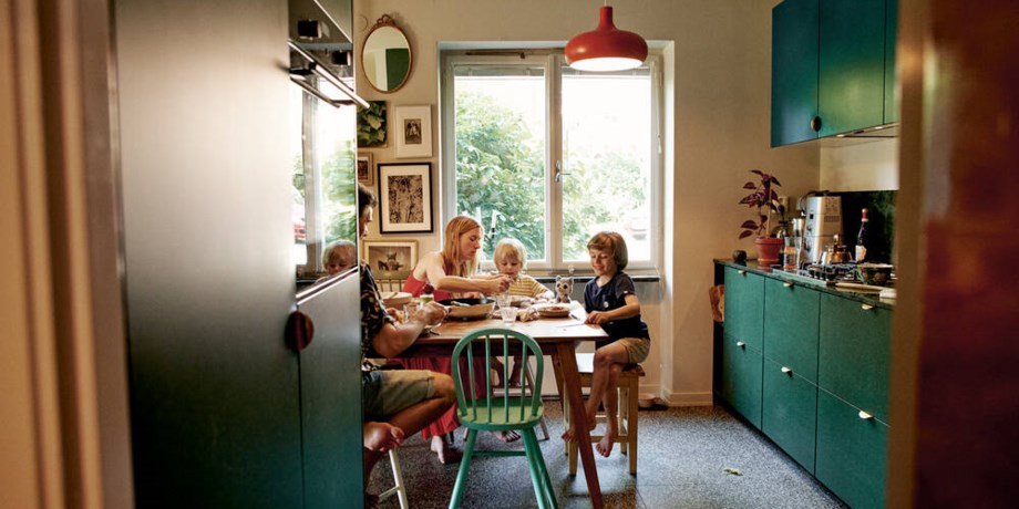 Kök där familj äter
