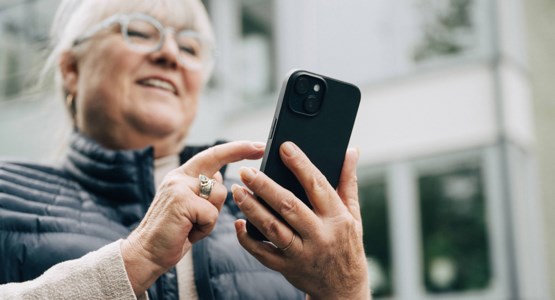 Kvinna med mobiltelefon