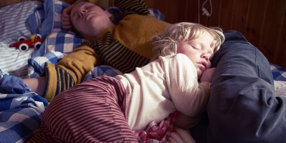 Barn och mamma vilar