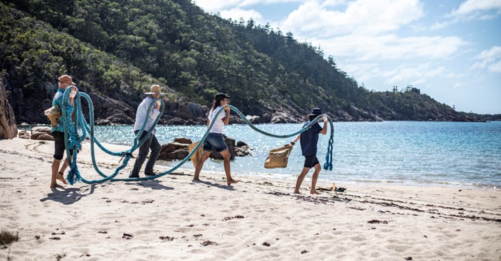 Parleys medarbetare plockar upp plast på en strand.
