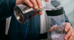 En man häller saft i en egengjord getingfälla