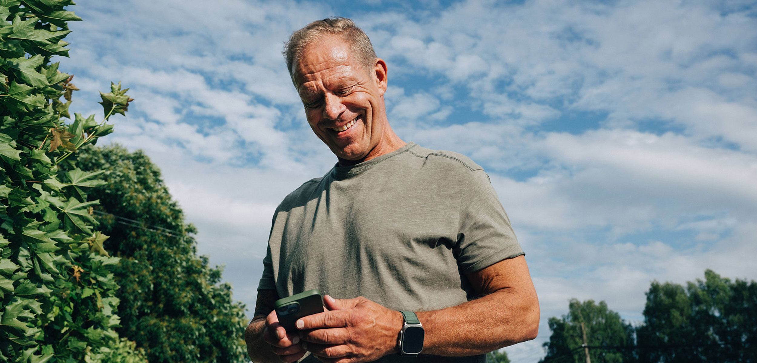 Man skriver sms på mobilen