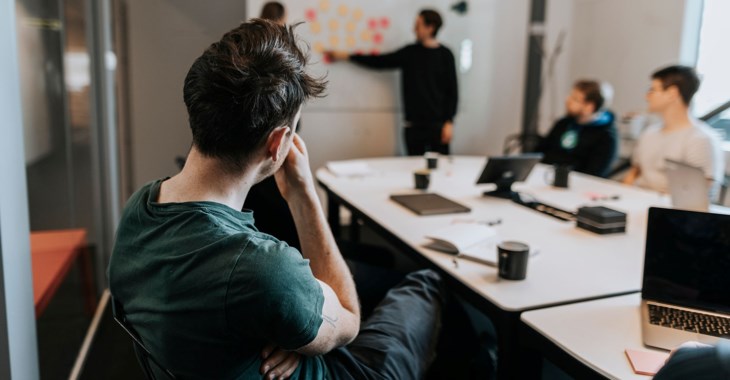 Flera personer lyssnar på ett föredrag