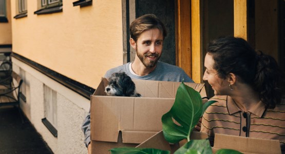 Par håller i flyttkartonger
