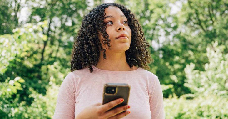 Kvinna håller en mobil