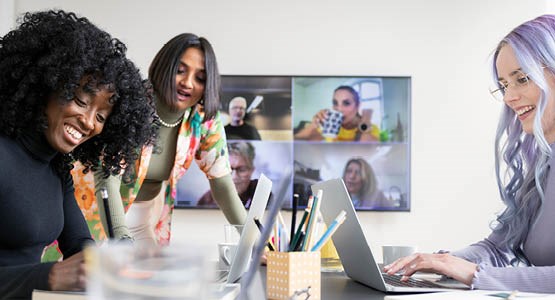 Glada kvinnor på ett kontor. 