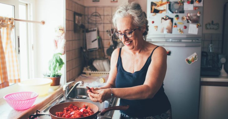 Kvinna lagar mat