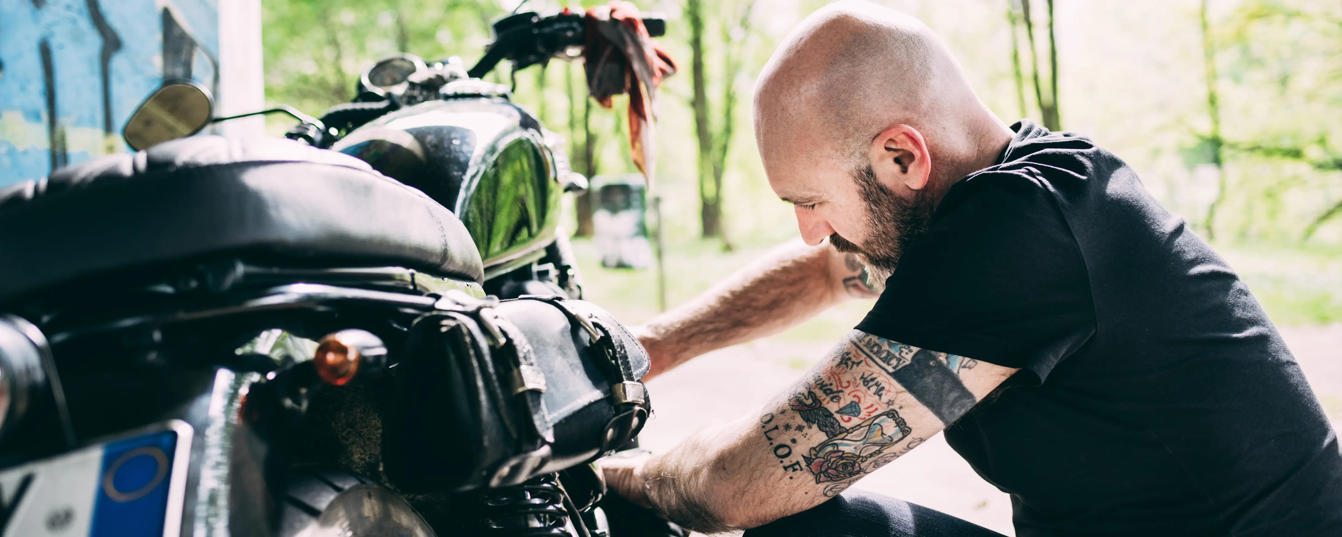 Man fixar med motorcykel.