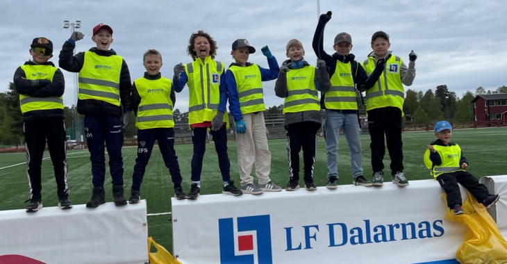 Barn som jublar efter genomförd städning av Dalarna