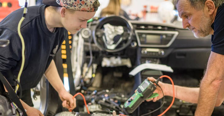 Foto på elev och lärare på Jacobsskolan i Hässleholm.