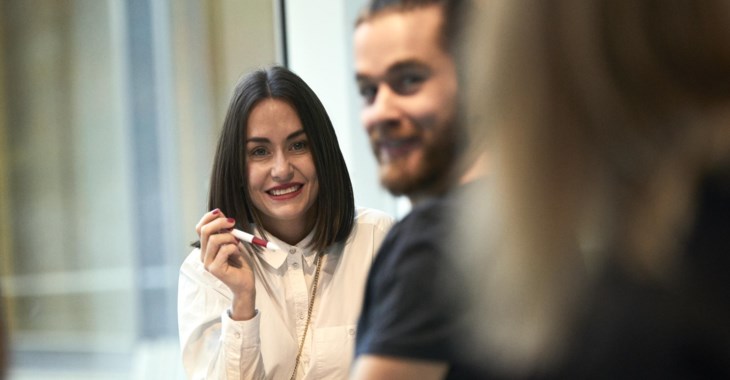 En kvinna och en man sitter i ett glatt möte.