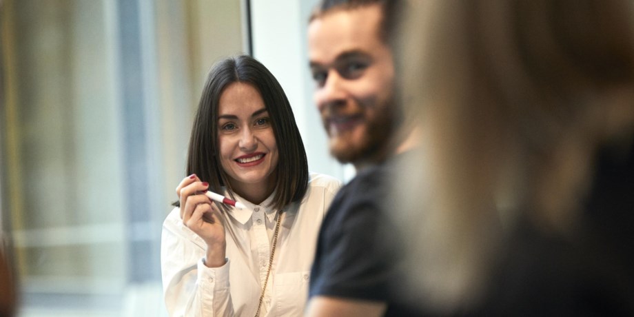 En kvinna och en man sitter i ett glatt möte.