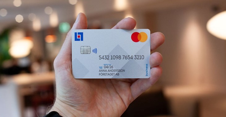En person håller upp vårt Kreditkort för företag