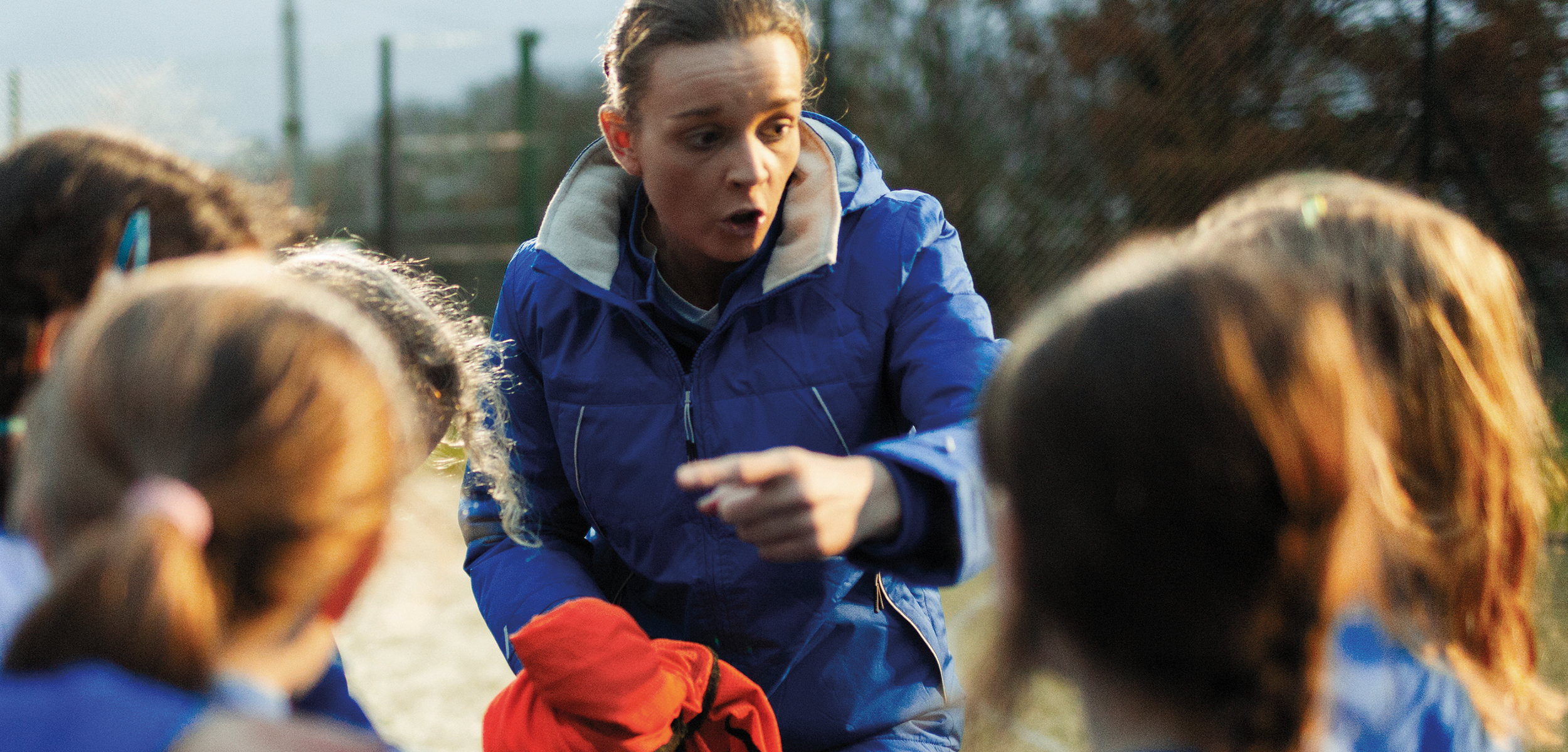 Fotobollsledare coachar laget.