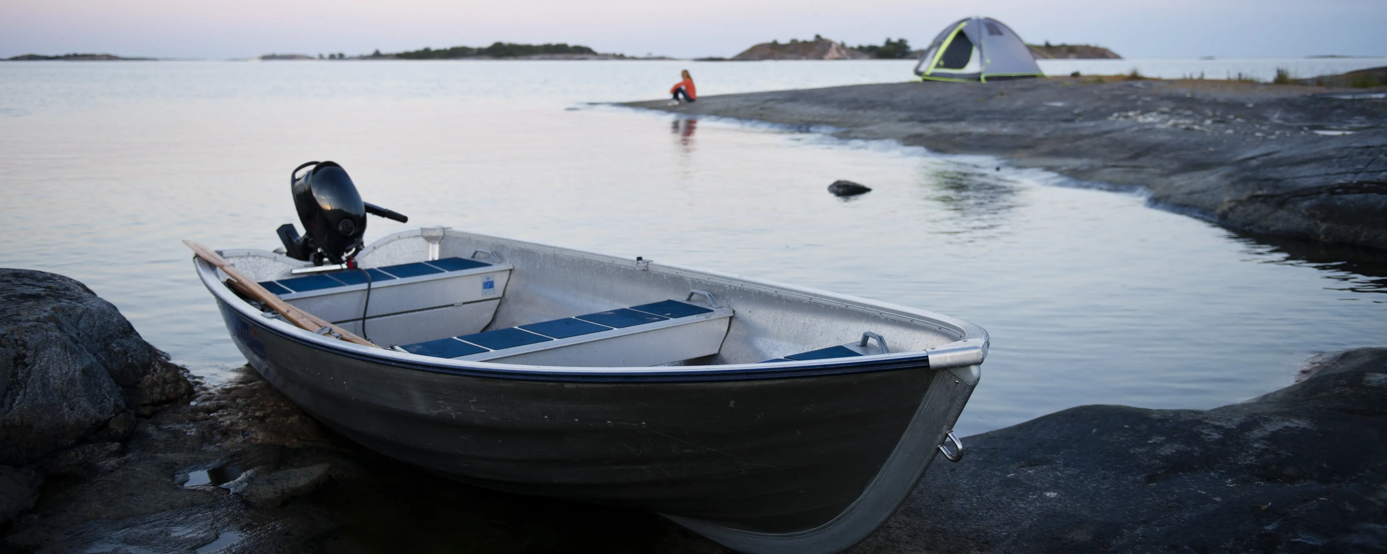 Båtförsäkrad båt vid klippor.