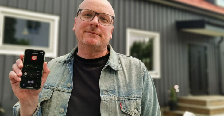 Alexander visar nöjt upp sin Alf-app