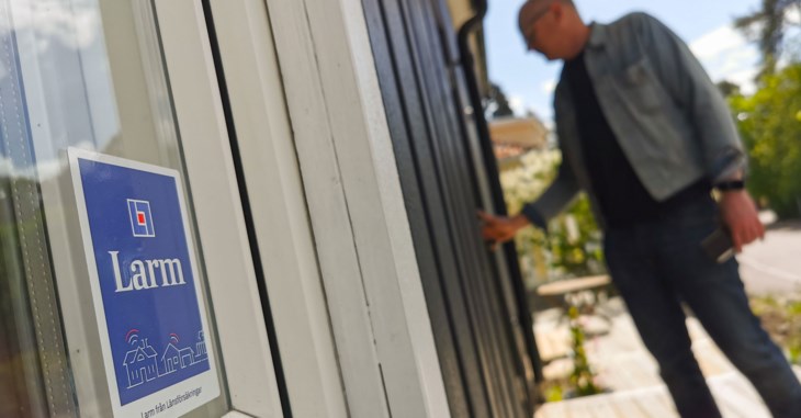 Alexander låser dörren