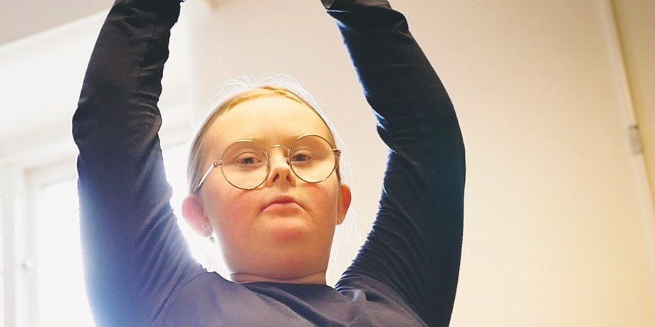 Flicka håller upp händerna som ett hjärta