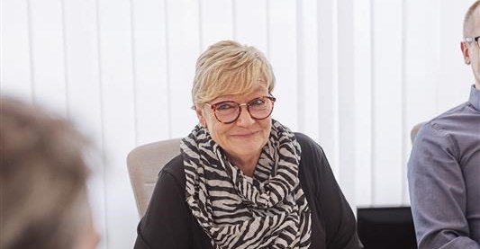 Foto på sjuksköterska som jobbar fast hon är pensionär.