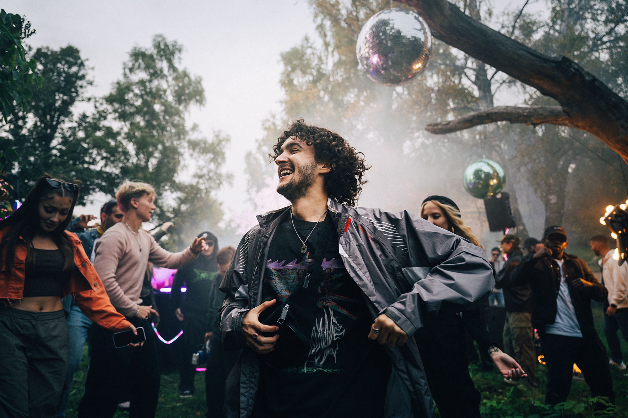 Kille dansar p&aring; fest.