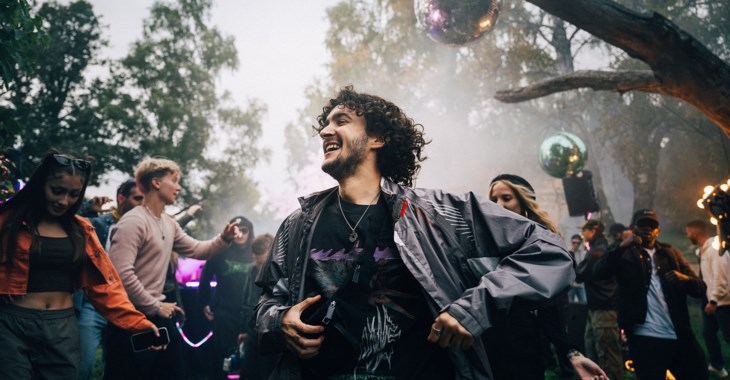 Glad man på en fest