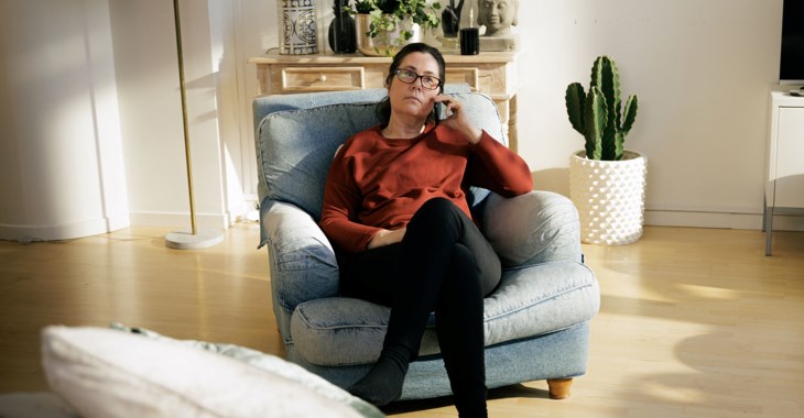 kvinna med telefon