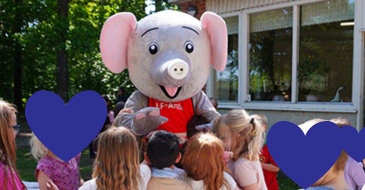 LF-Ante delar ut reflexvästar på en förskola i Blekinge.