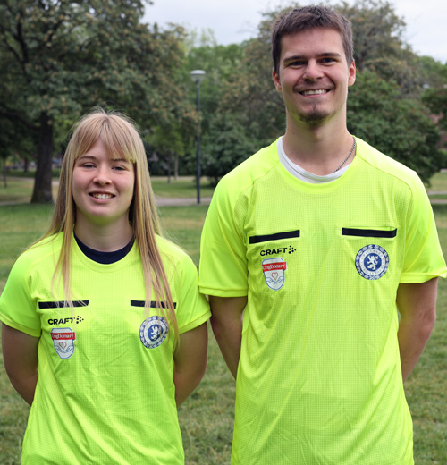 Hedda och Hugo i de nya domartröjorna som är en del av av samarbetet.