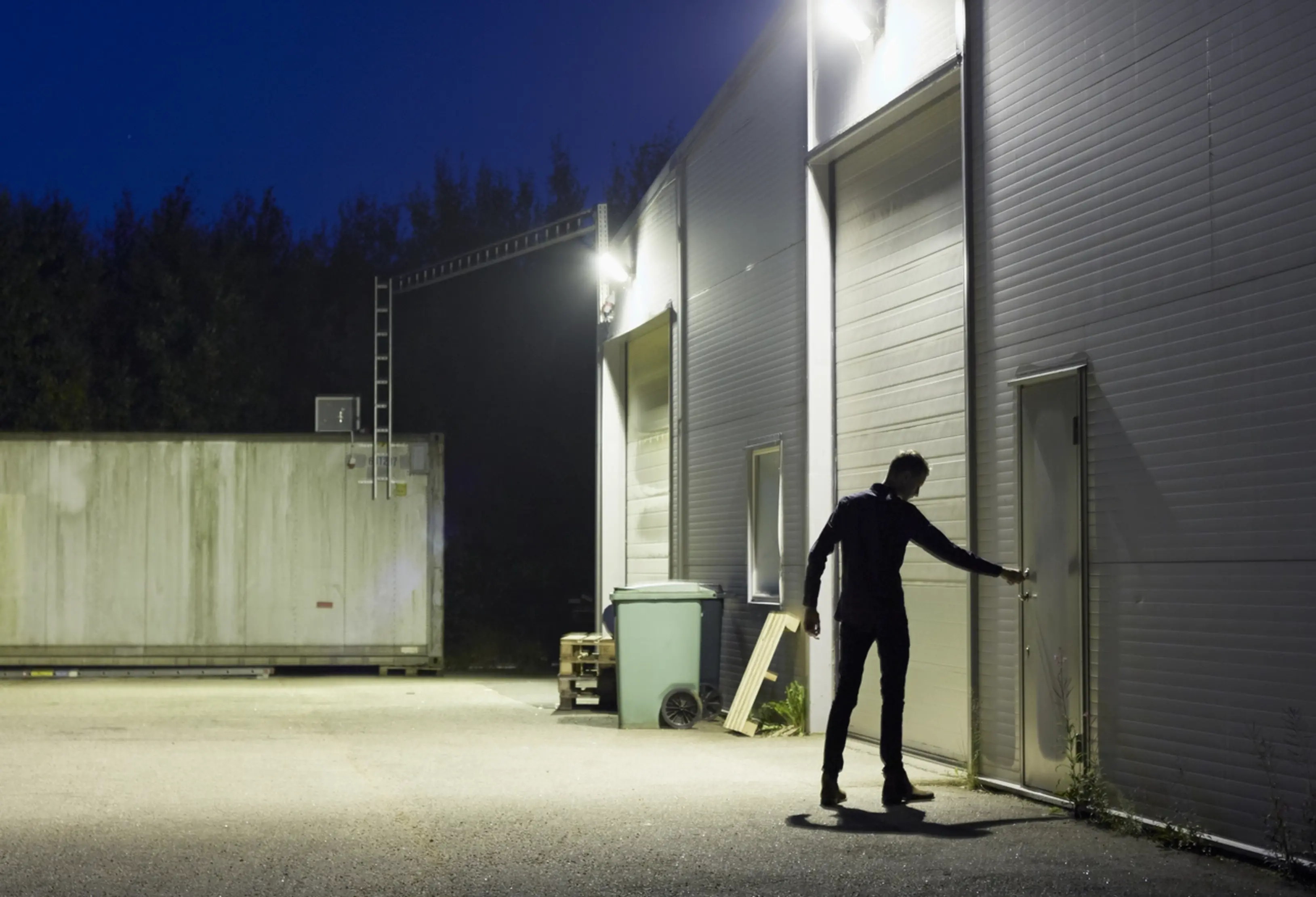Inbrottstjuv försöker ta sig in i företagslokal.
