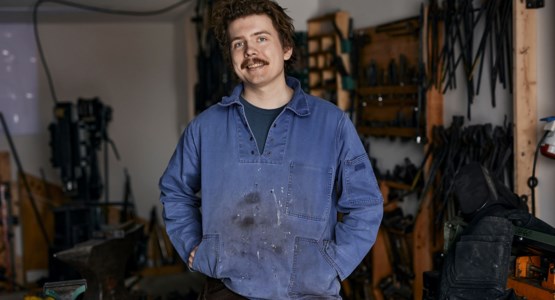 Man står i verkstad.