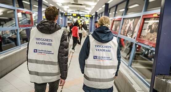 Två trygghetsvandrare på stan.