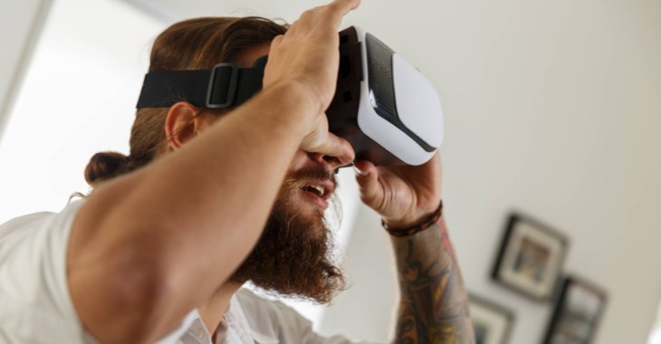 En kille i äldre tonåren som bär VR-headset.