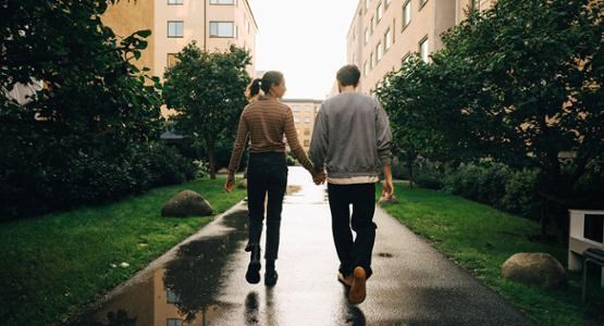 Kvinna och man håller hand.